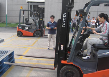 操作叉車(chē)前檢查、避讓障礙物、叉車(chē)倒車(chē)行駛要求、叉車(chē)停車(chē)放置及行為規(guī)范。